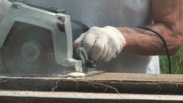 Man with a circular saw. — Stock Video