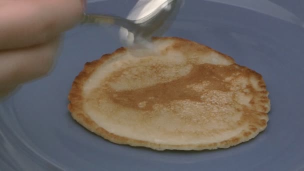 Pancake with sour cream. — Stock Video
