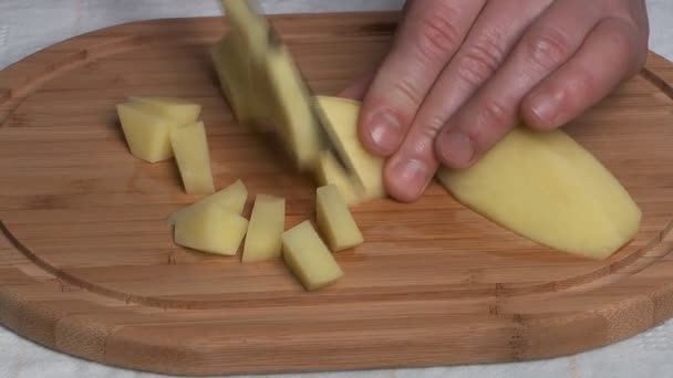 Řezání je brambora. — Stock video