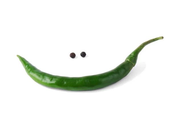 Зеленый перец чили образует смешное лицо с счастливой улыбкой — стоковое фото