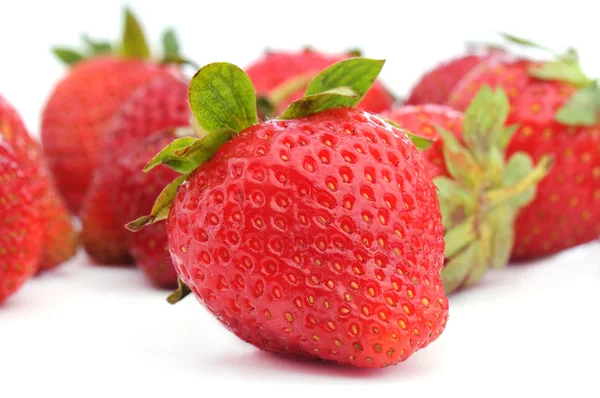 Frische Erdbeeren auf weißem Hintergrund — Stockfoto