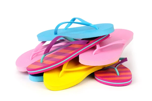 Stapel van kleurrijke flip flops geïsoleerd op wit — Stockfoto