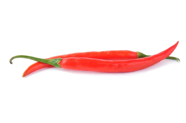 Twee rode chilipepertjes op een wit — Stockfoto
