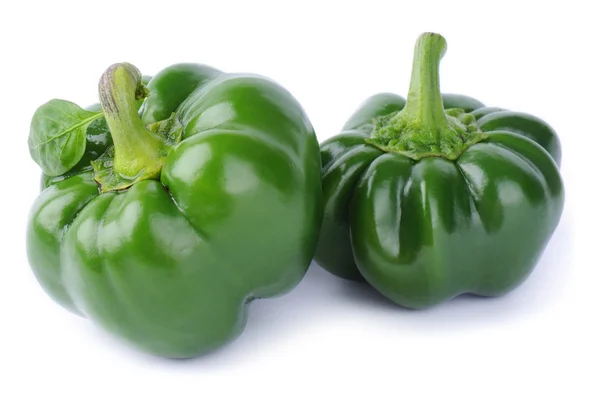 Groene paprika 's op witte achtergrond — Stockfoto