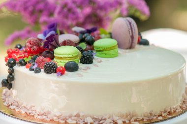 taze çilek ile süslü pasta