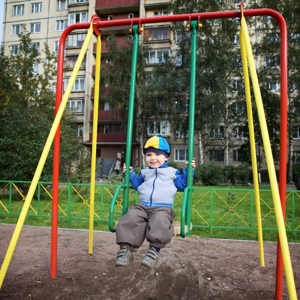 Chlapec hraje na hřišti — Stock fotografie