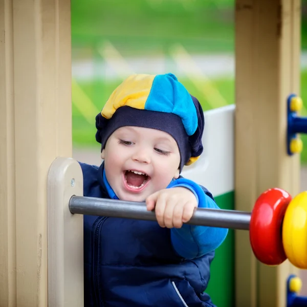 Chłopiec grający na plac zabaw dla dzieci — Zdjęcie stockowe