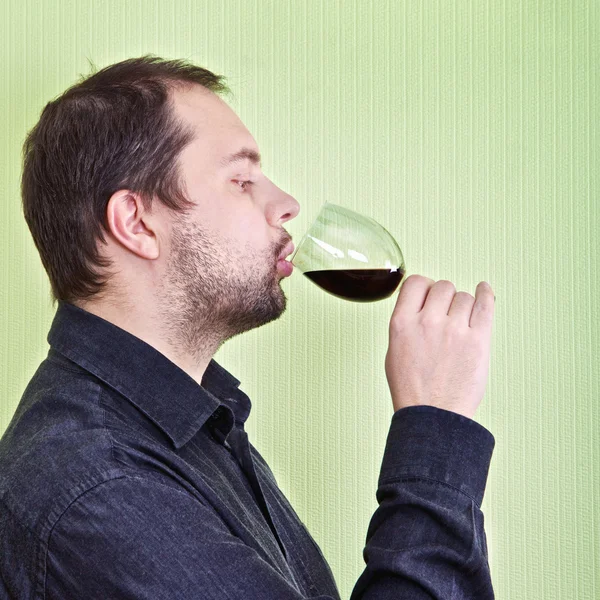 Mann trinkt Wein — Stockfoto