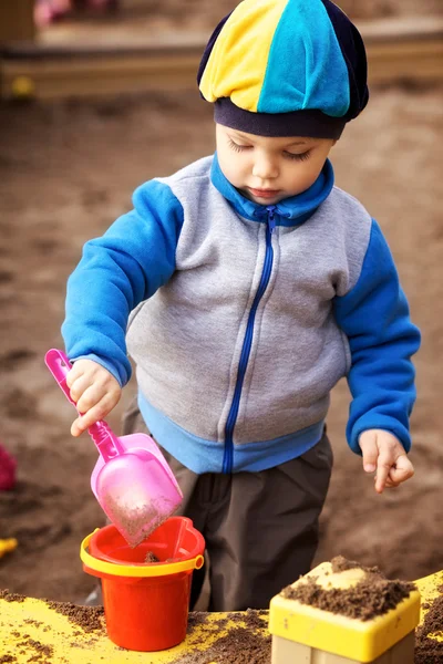 Jongen spelen in zandbak — Stockfoto