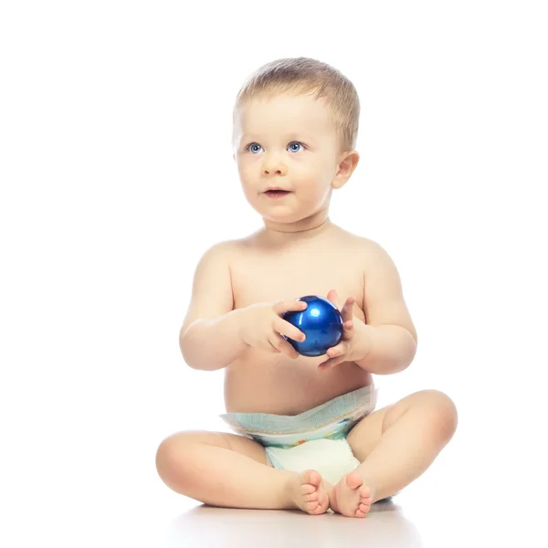 Chrismas topu ile bebek — Stok fotoğraf