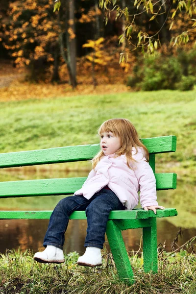 Parktaki güzel kız. — Stok fotoğraf