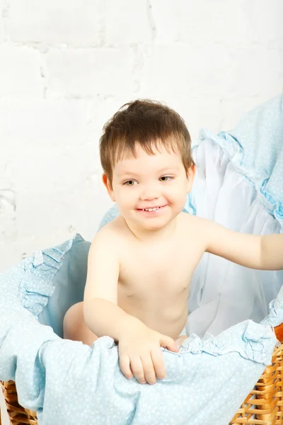 Niño en la cuna — Foto de Stock