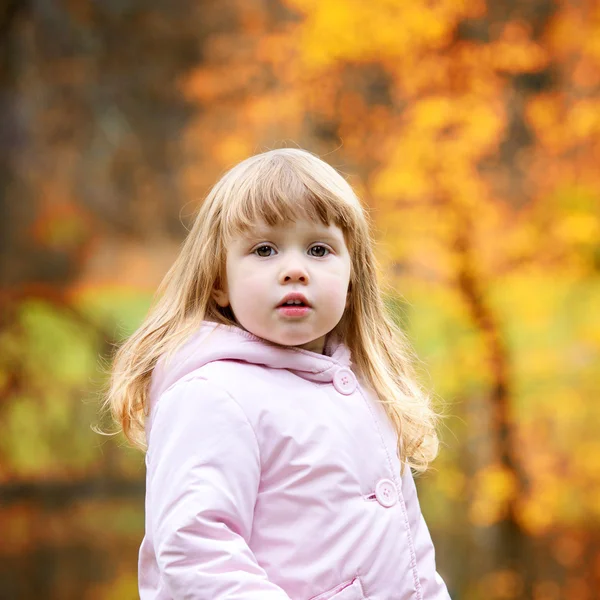 Vacker flicka stående — Stockfoto