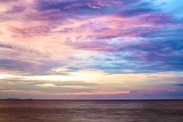 Auringonlasku Andamanmeren yllä — kuvapankkivalokuva