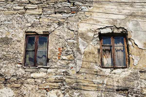 Fenster des verlassenen Hauses — Stockfoto