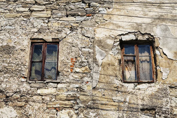 Janela de casa abandonada — Fotografia de Stock