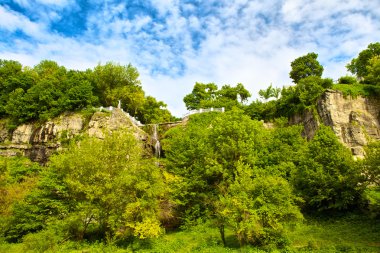 Hurst ve mavi gökyüzü