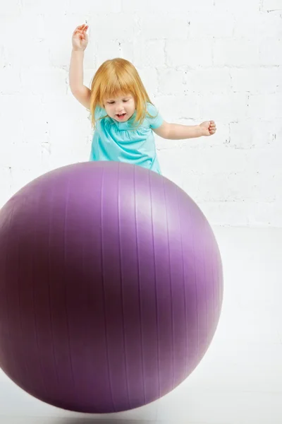 Chica con bola — Foto de Stock