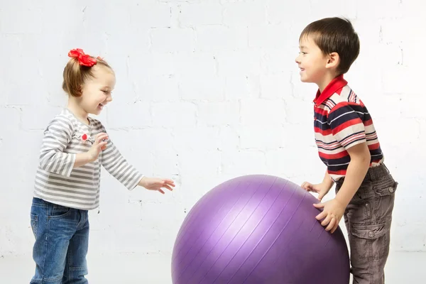 Niños con pelota — Foto de Stock