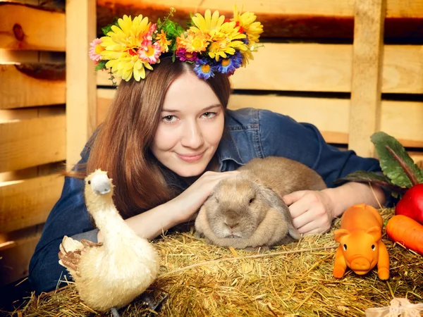 Fille avec lapin — Photo