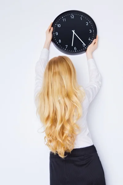 Kontor tjej sätter klockan — Stockfoto