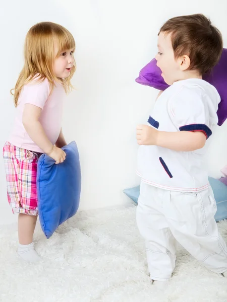 Batalla de almohadas — Foto de Stock