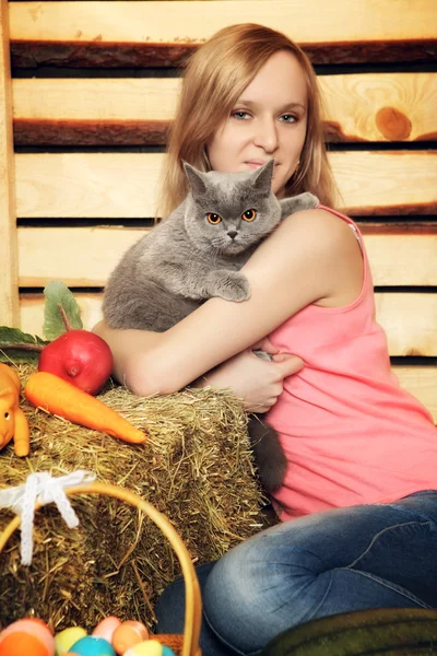 Flicka med katt — Stockfoto