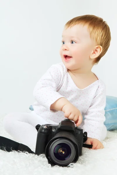 Bebê bonito com câmera — Fotografia de Stock