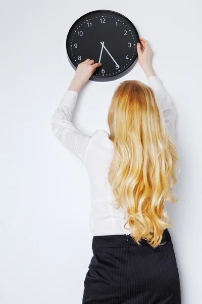 Kontor tjej sätter klockan — Stockfoto