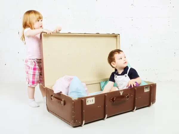 Chlapec a dívka v kufru — Stock fotografie