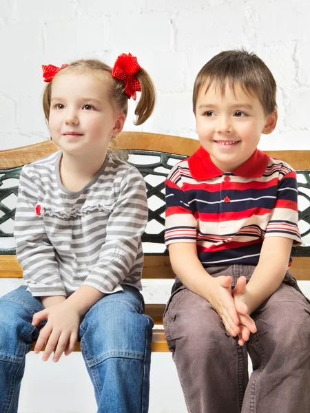 Kinder auf Bank — Stockfoto