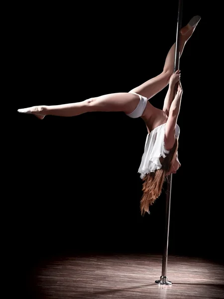 Pole dance kvinna — Stockfoto