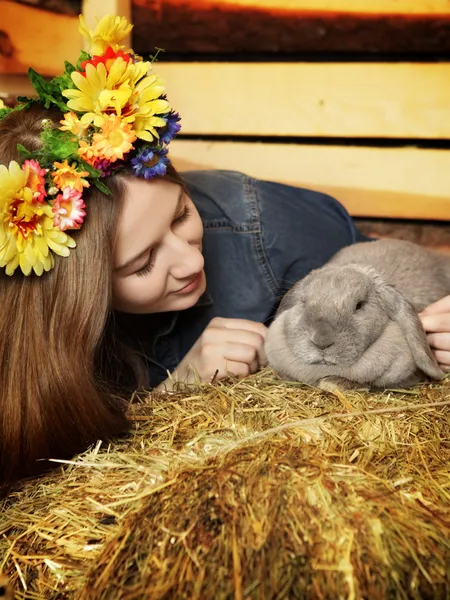 Dívka s králíkem — Stock fotografie