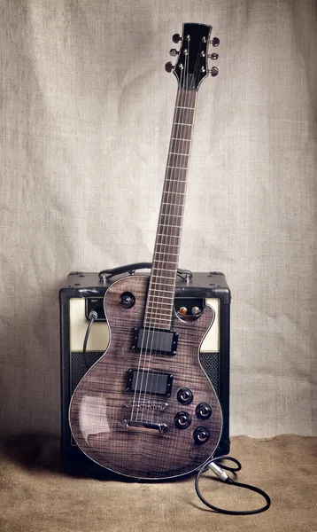Guitarra eléctrica y amplificador —  Fotos de Stock