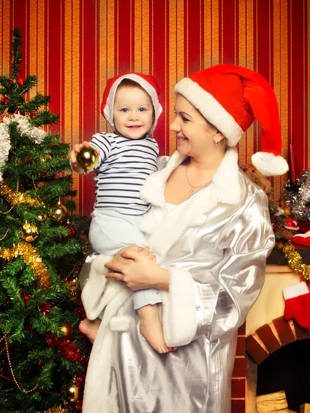 Madre e bambino vicino a Natale tre — Foto Stock