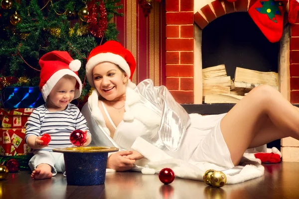 Anne ve bebek Noel üç yakın: — Stok fotoğraf