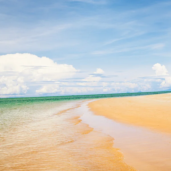 Zonnige strand — Stockfoto