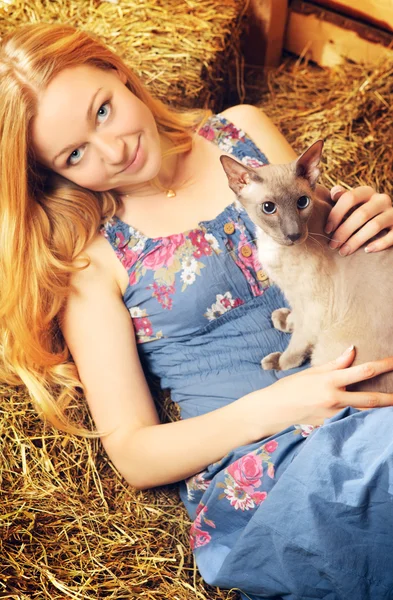 Ragazza con gatto — Foto Stock