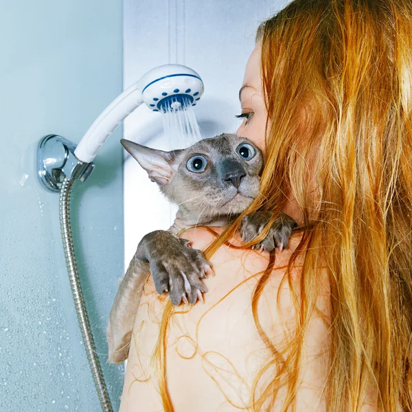 Chica y gato en ducha —  Fotos de Stock