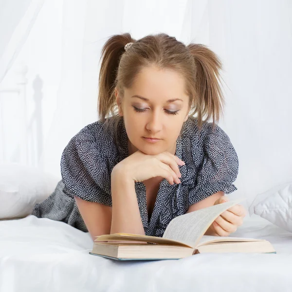Girl Reading — Stock Photo, Image