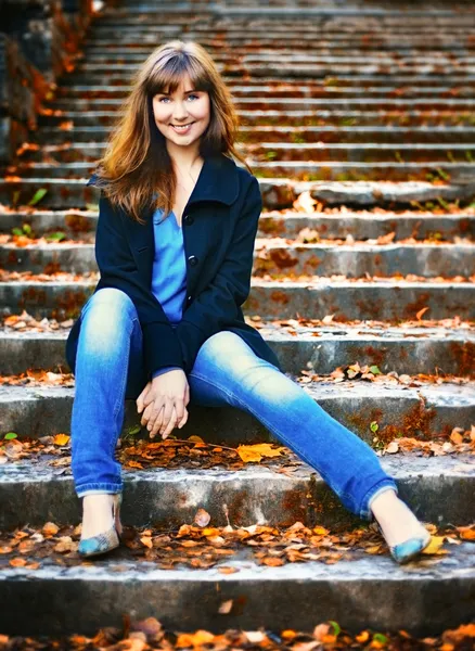 Meisje op een trap — Stockfoto