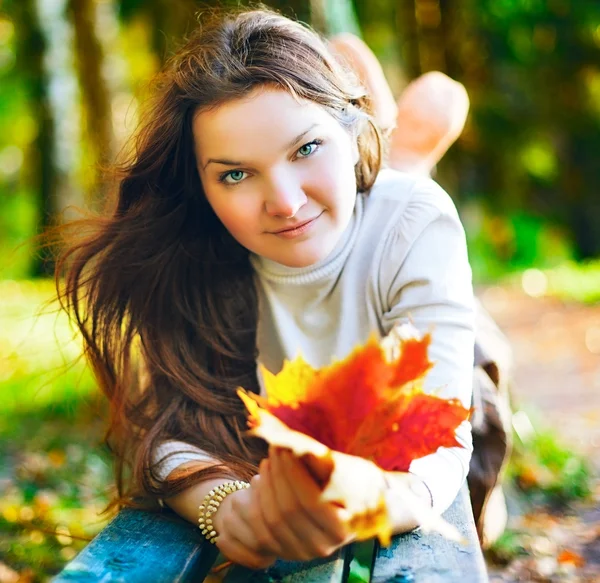 Fille sur un banc — Photo