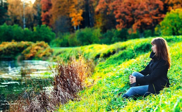 Dívka na břehu — Stock fotografie