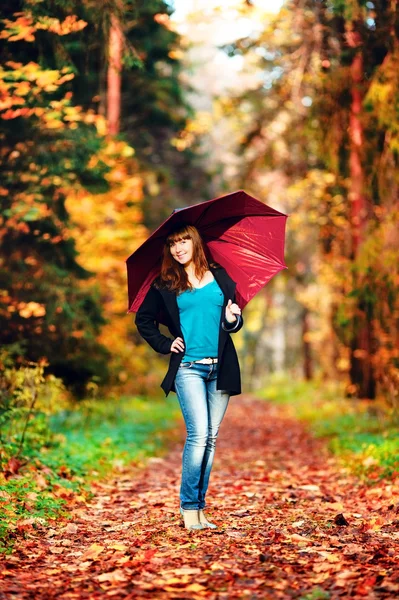 Fille avec parapluie rouge — Photo