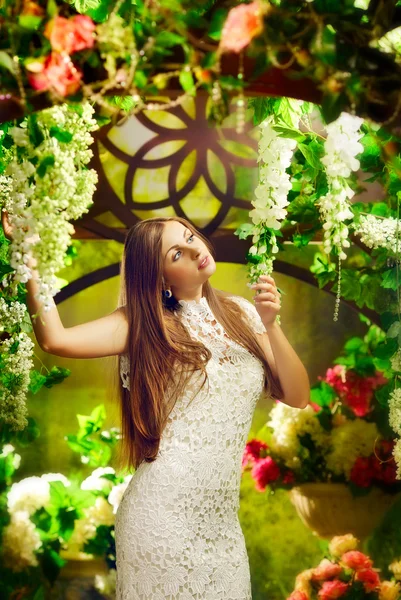 Hermosa mujer en el jardín — Foto de Stock