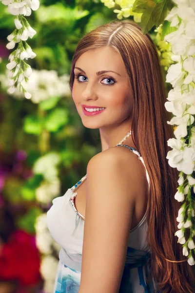 Beautiful Woman In Garden — Stock Photo, Image