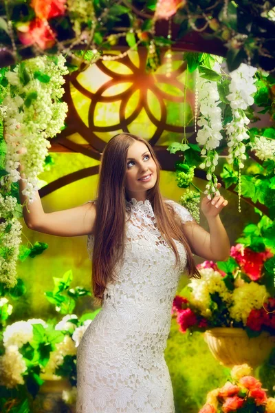 Hermosa mujer en el jardín — Foto de Stock