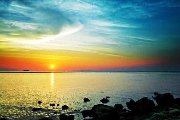Kaunis auringonlasku meren yllä — kuvapankkivalokuva