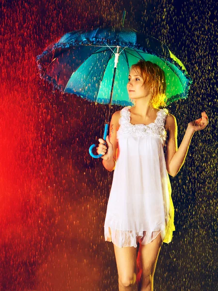 Fille sous la pluie — Photo