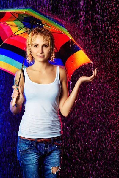 Chica bajo la lluvia —  Fotos de Stock